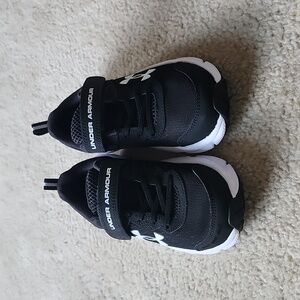 Under Armour Size 1 Black and White